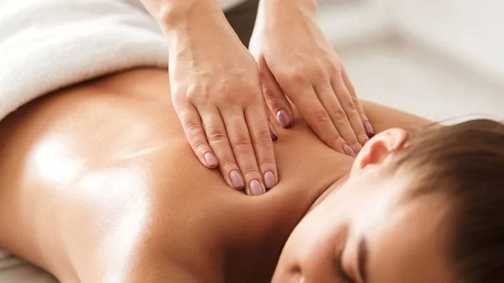 ¿Tienes granitos o puntos negros en la espalda? Descubre cómo una exfoliación profunda puede ayudarte